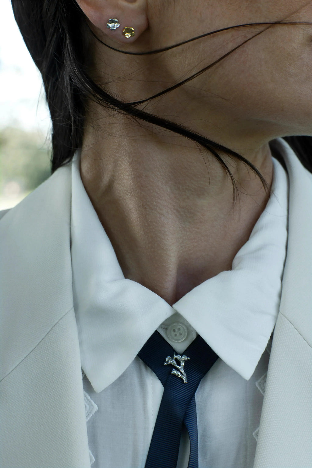 Hvordan matcher man broche med outfit og lejlighed? - Viclara.dk