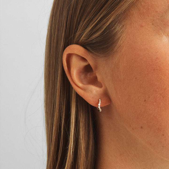 Mads Z Freya creoler i 14 kt. guld med 0,20 ct. diamanter 