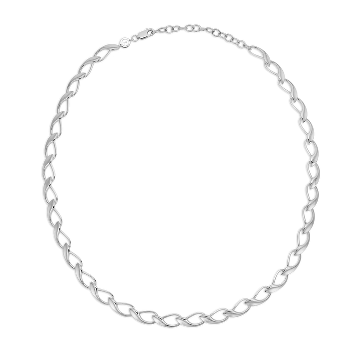 Sølvfarvet kæde med flettet design og blank finish på sort baggrund. Model 12345