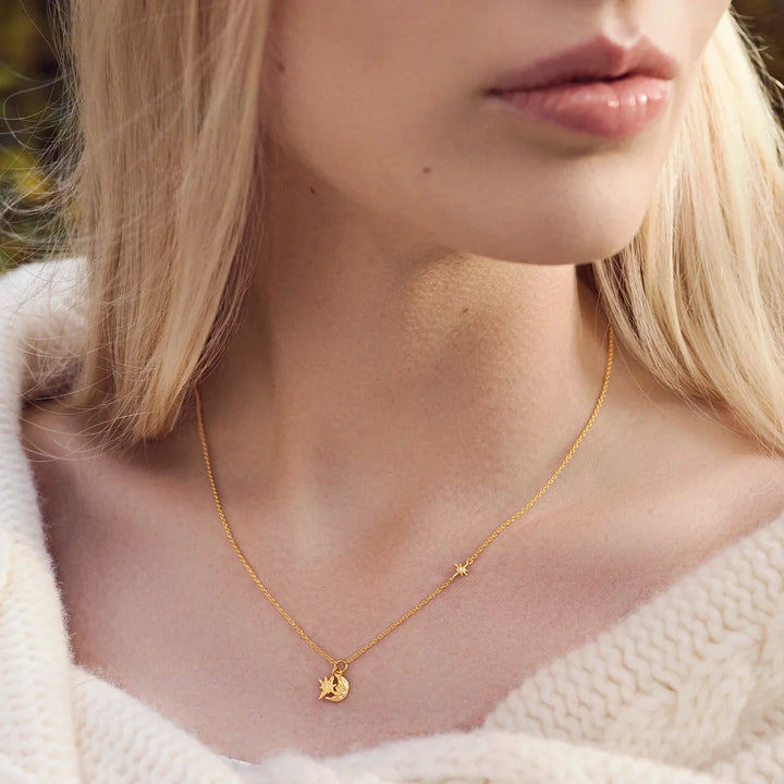 Maanesten Erica Guldpläterat Halsband m. Måne & Stjärnor – produktbild 2