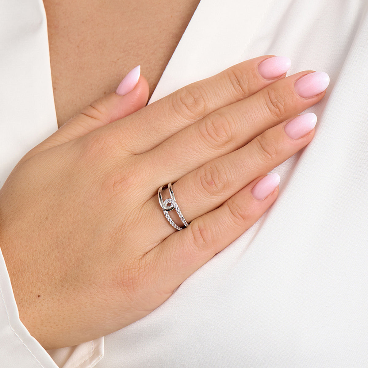 Silverring med zirconia sten på kvinnans hand, framifrån, elegant design