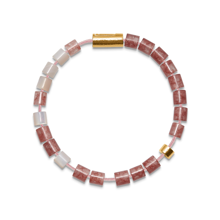 Armbånd med lyserøde og hvide stenperler samt gulddetaljer på sort baggrund, Model SKU-12345