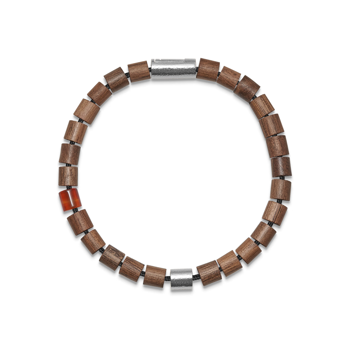 Træarmbånd med brune træperler, sølvdetaljer og en enkelt rød sten på sort baggrund. Model 12345