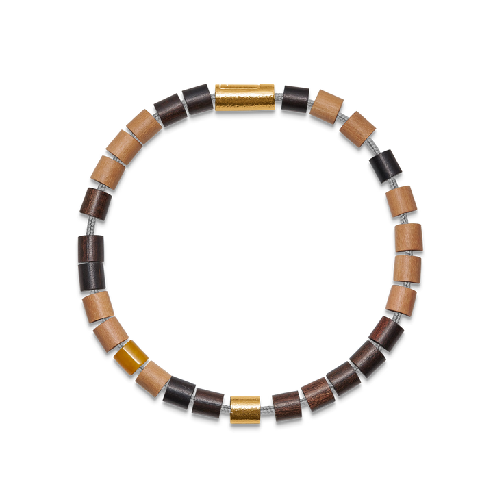 Læderarmbånd i brune og sorte nuancer med gulddetaljer på en sort baggrund, Model 12345
