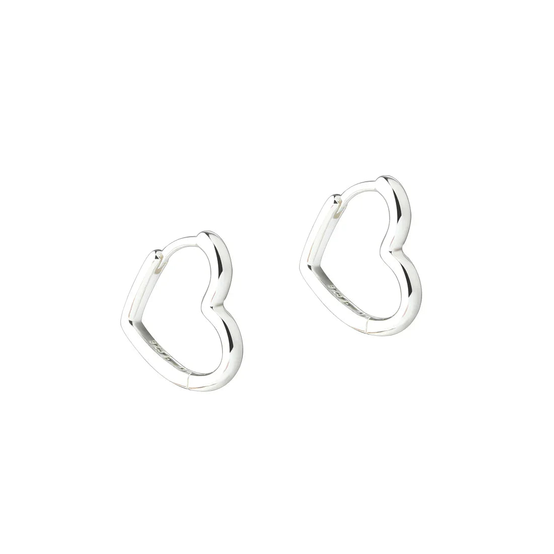 Silverörhängen, hjärtformad design, framifrån, enkel och elegant stil