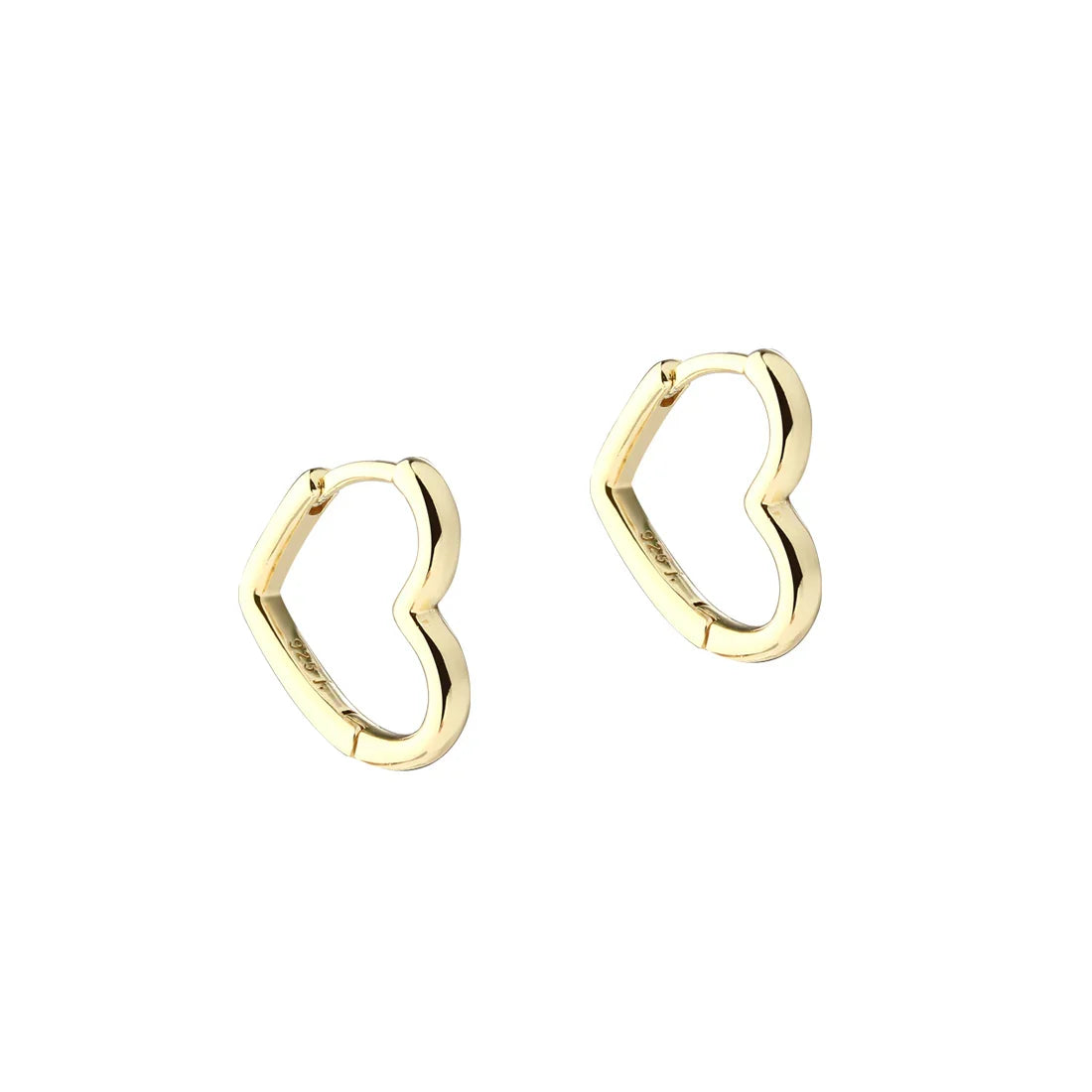 Örhängen i guld, hjärtformade, framifrån på vit bakgrund