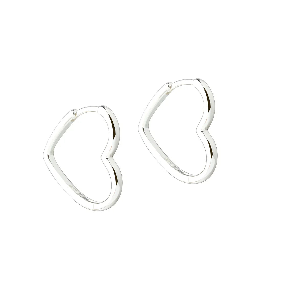 Silver hjärtformade kreolörhängen, framifrån, polerad yta, elegant design