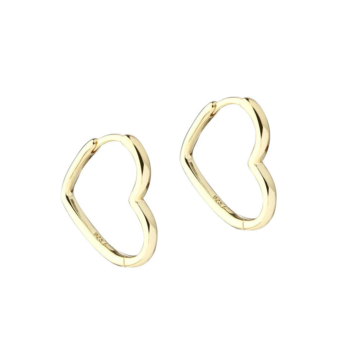 Hjärtformade örhängen i guldfärgad metall, framifrån, enkel och elegant design