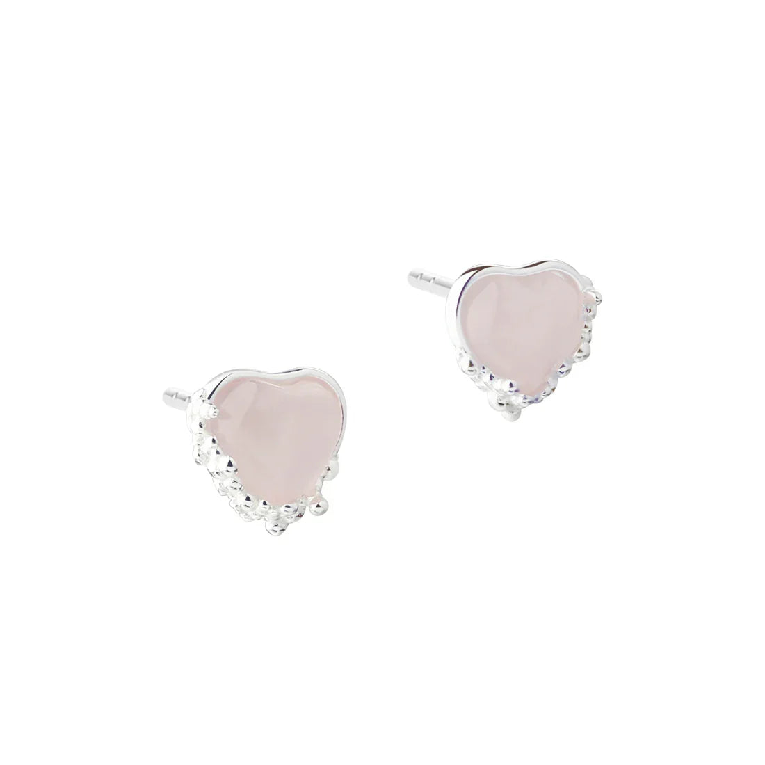 Hjärtformade örhängen i silver med rosa stenar, framifrån av smyckena i par