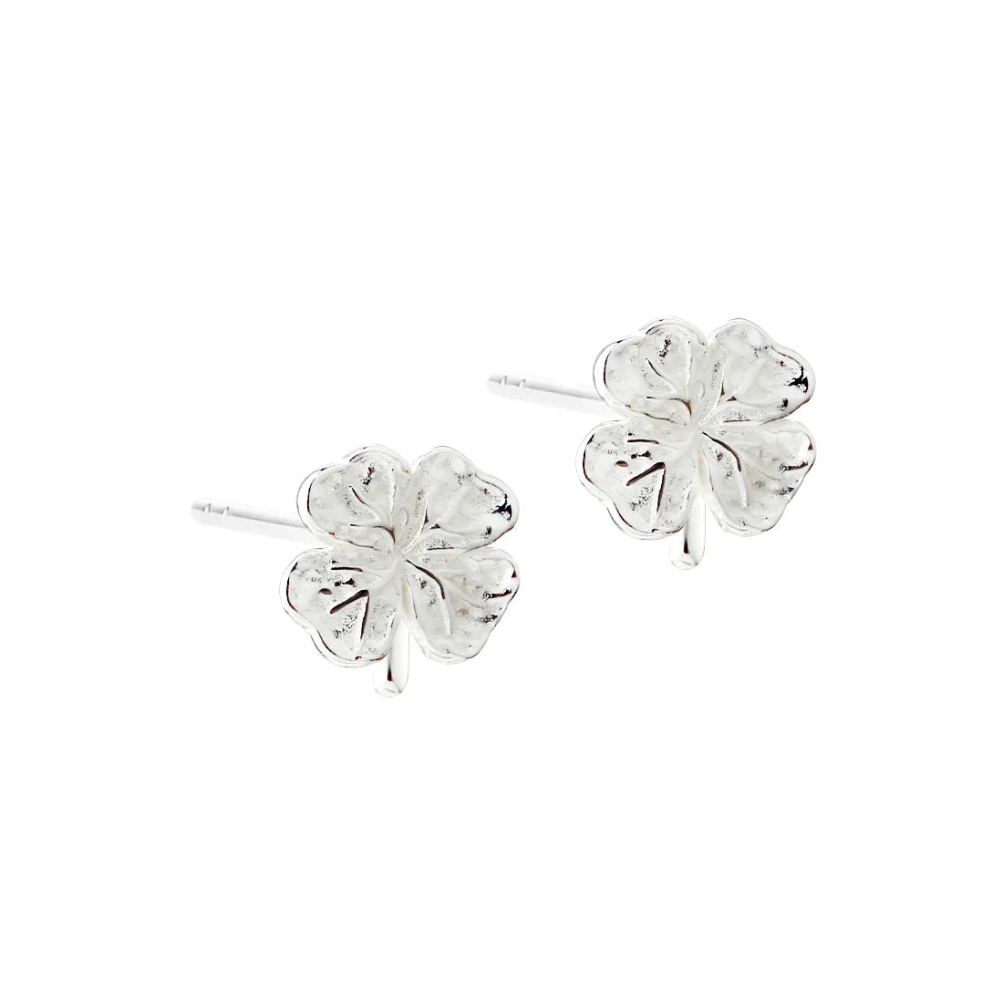 Silver fyrklöver öronnappar, framsida, detaljerad blommönster, polerad yta