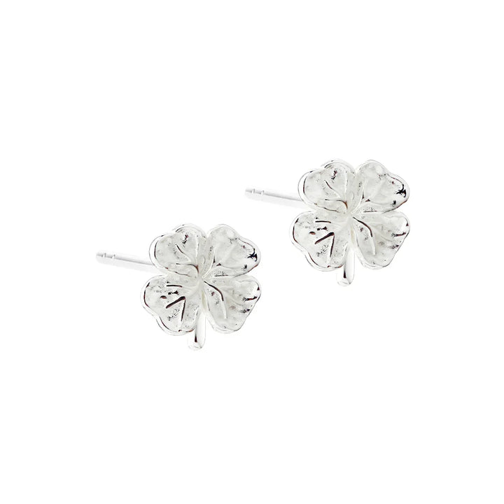Silver fyrklöver öronnappar, framsida, detaljerad blommönster, polerad yta