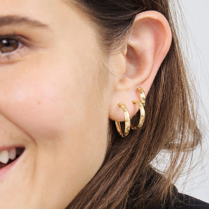 Studio Z Rime Large Hoops – Guldpläterade creoler i sterlingsilver 