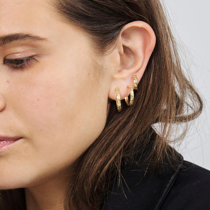 Studio Z Rime Medium Hoops – Förgyllda creolörhängen i sterlingsilver 