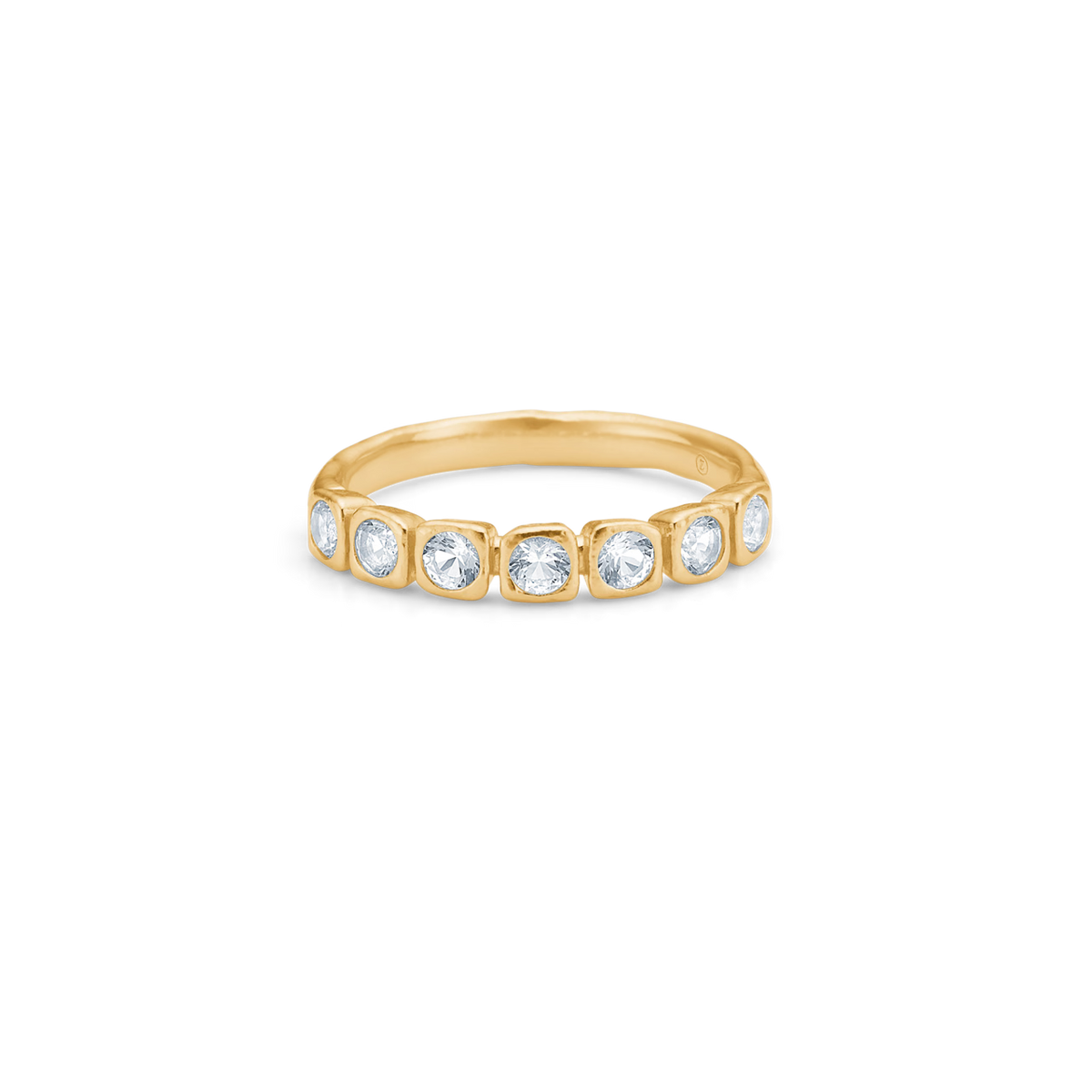 Julie Sandlau Prime Ring i guldfarvet design med ni klare sten, elegant og enkel stil. Model 7247955_2.