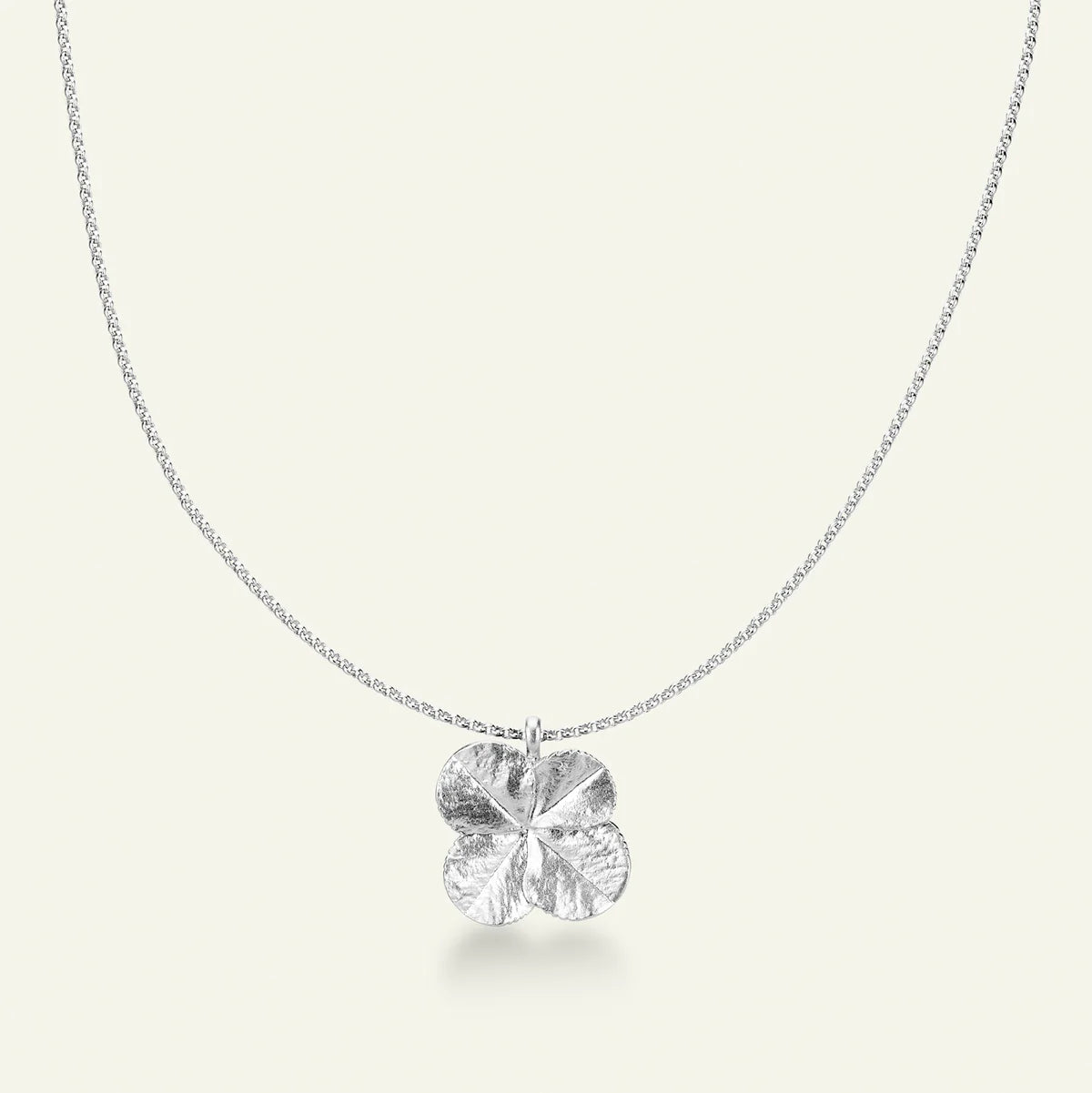 Flora Danica Fyrklöver Statement-halsband med stort hänge i silver 