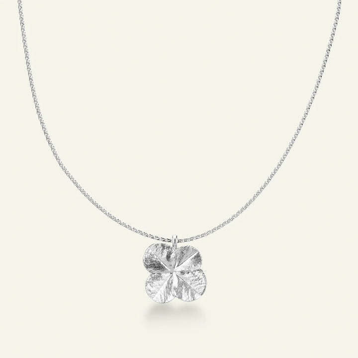 Flora Danica Fyrklöver Statement-halsband med stort hänge i silver 
