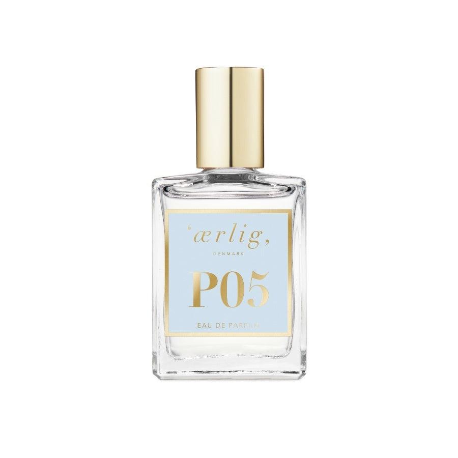 ærlig eau de parfum p05 15ml visar en elegant, fyrkantig parfym med gyllene lock och ljusblå etikett. Modell P05-T-1
