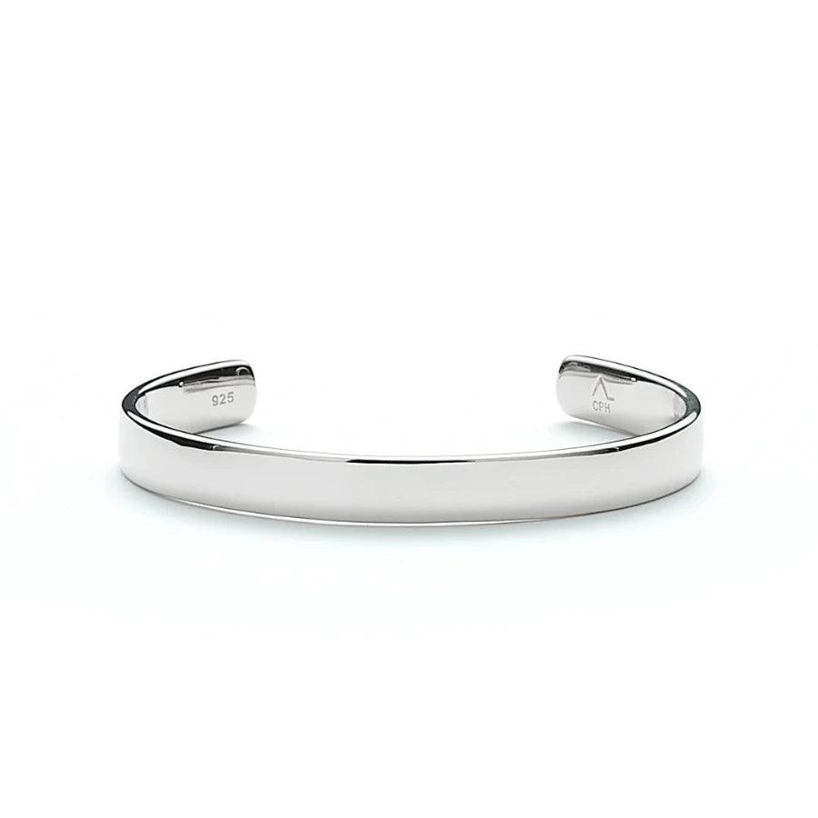 Alexander Lyngaard Hope Armring i silver visar en snygg, polerad armring i 925 sterling silver. Modell h20013-003-1