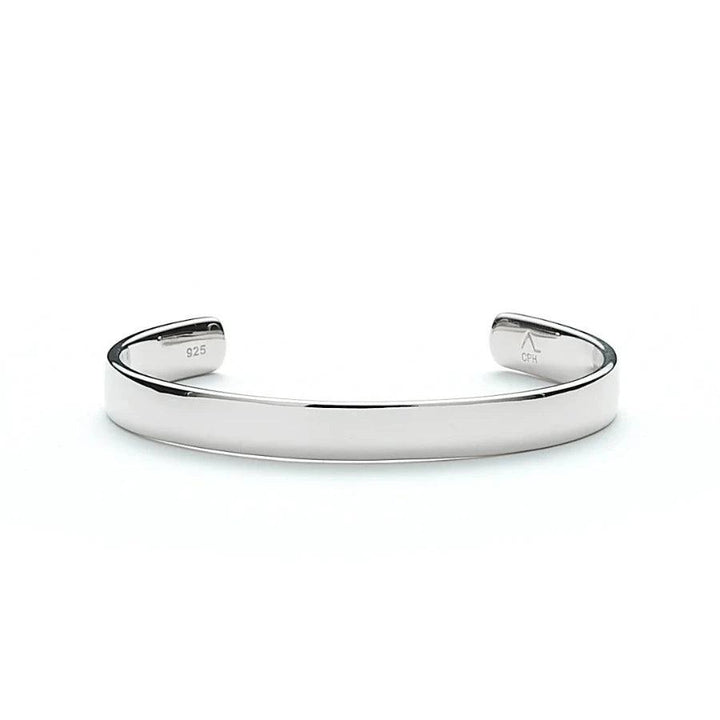 Alexander Lyngaard Hope Armring i silver visar en snygg, polerad armring i 925 sterling silver. Modell h20013-003-1
