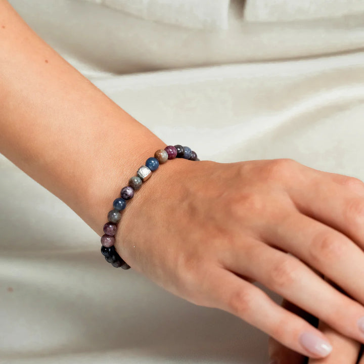 Alexander Lynggaard Armband Amalfi 6mm visas på en handled med flerfärgade pärlor. Modell c10580-001-1