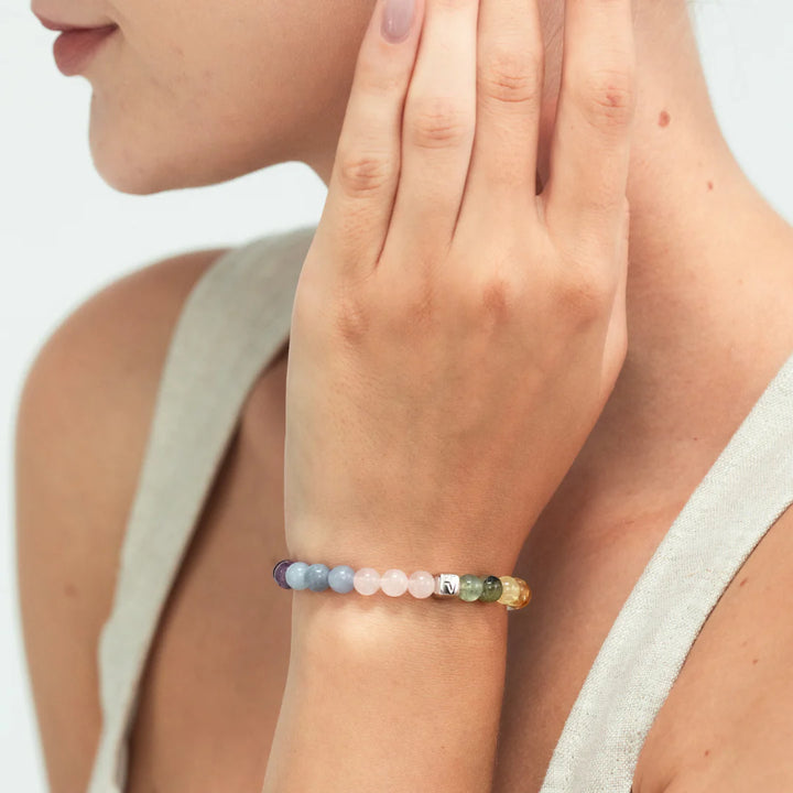 Alexander Lynggaard Armband Saint Tropez 6mm visat på en kvinnas hand, färgglada stenkulor. Modell c10550-001-2.