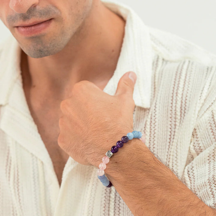 Alexander Lynggaard Armband Saint Tropez 8mm bärs på mäns hand, färgglada pärlor i blått, lila och rosa. Modell C10560-001.