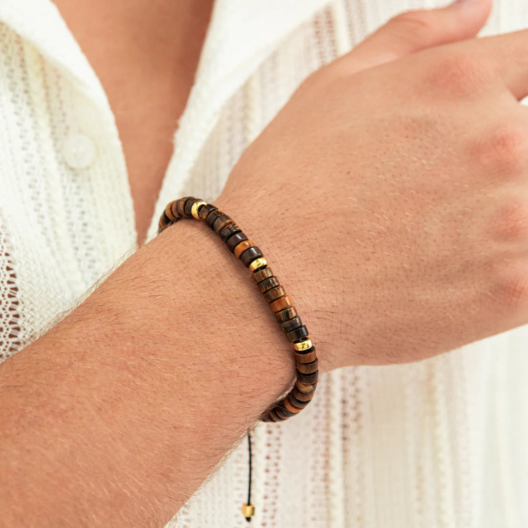 Alexander Lynggaard Armband Tiger Eye Heishi Flätad 6mm visas på sidan, bruna och gulddetaljer. Modell B00202-1