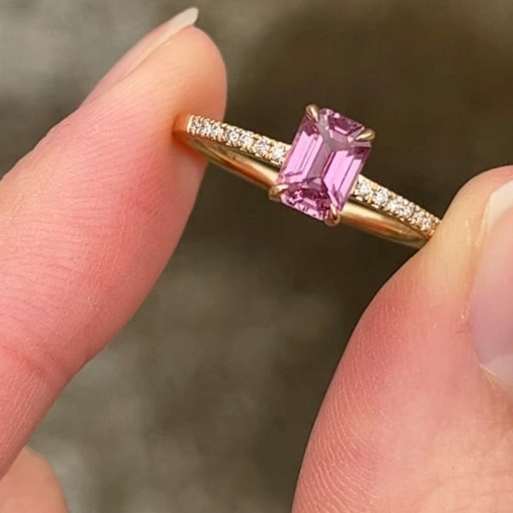 Anpe Atelier Custom Made Ring Rosa Safir visad på nära håll, med rektangulär rosa safir i guldring satt med små diamanter. Modell 27-anpassad3-001-1
