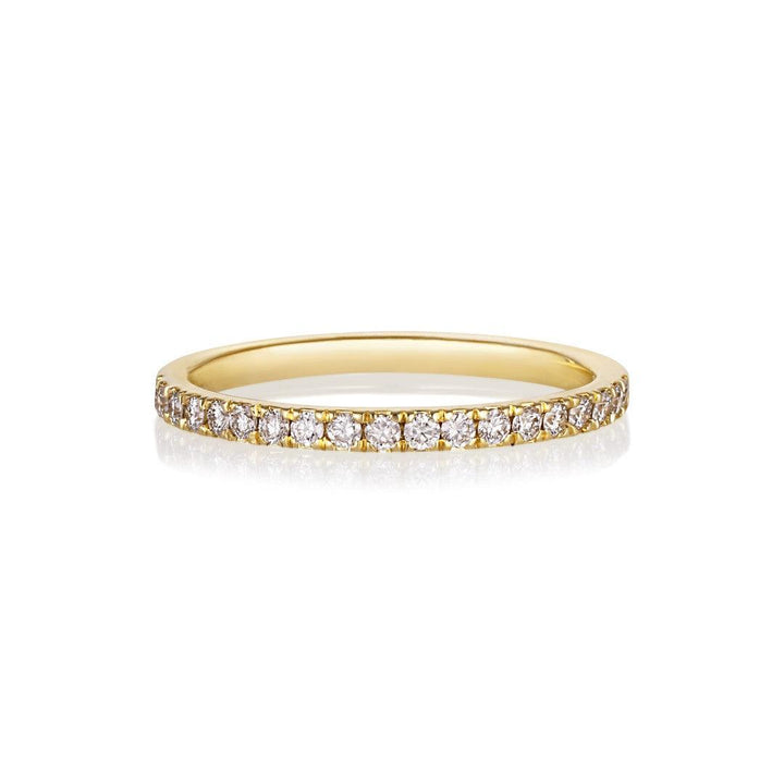 anpe-atelier-sarah-lil-diamant-15-ring-i-18kt-guld visar en smal guldring med diamanter, modell 2692-001-1