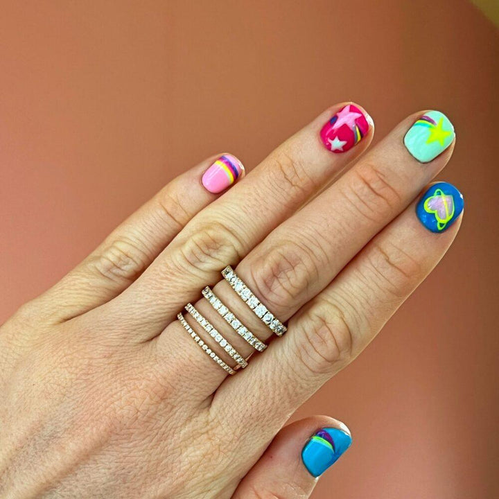 anpe-atelier-sarah-lil-diamant-15-ring-i-18kt-guld visas till hands med färgglada naglar, slimmad design, modell2692-001-2