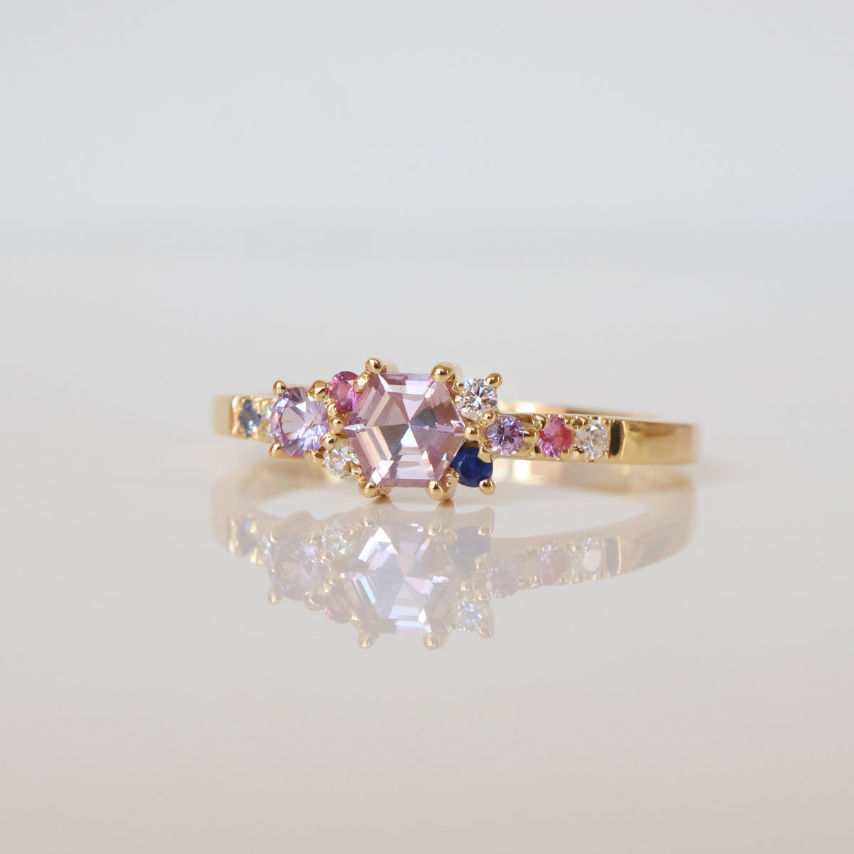 Anpe Atelier Varnaya Kuda Ring 18 karat guld specialtillverkad med flerfärgade ädelstenar, Model27-custom1-001-1