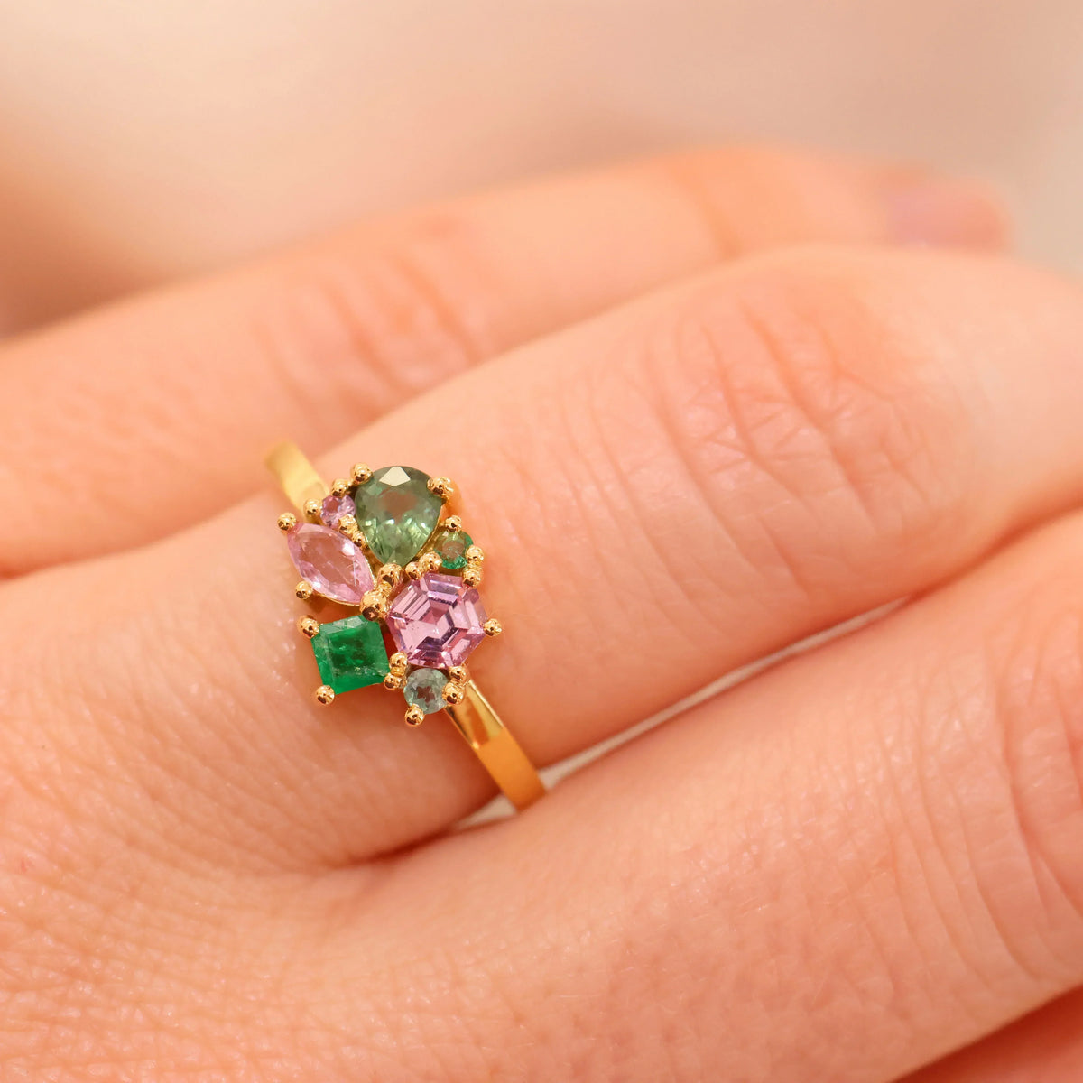 Anpe Atelier Varnaya Ring 18 karat guld specialtillverkad med gröna och rosa ädelstenar till hands, modell 27-custom4-001-2.