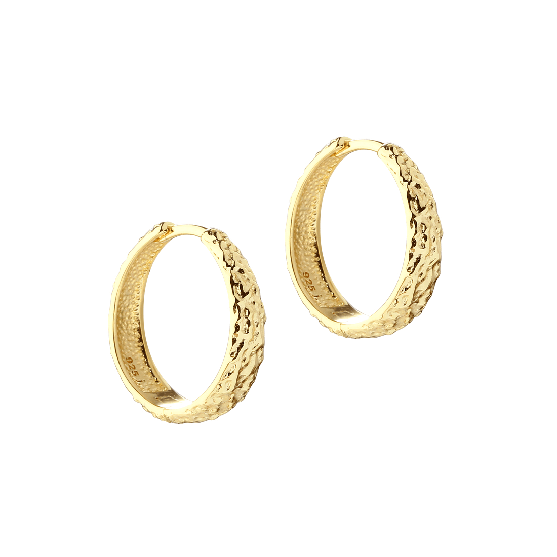Aqua Dulce Cappa Large Hoop i guldpläterat silver. Ett par stora, texturerade guldörhängen på vit bakgrund. Modell 6240-1