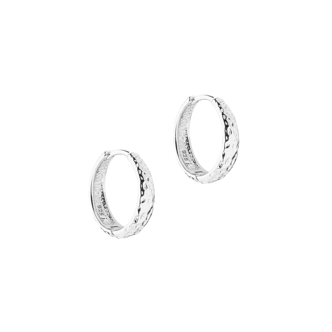 Aqua Dulce Cappa Medium Hoop i silver har ett par medelstora, hamrade ringar i polerat silver. Modell 6237-1
