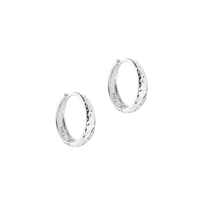 Aqua Dulce Cappa Medium Hoop i silver har ett par medelstora, hamrade ringar i polerat silver. Modell 6237-1