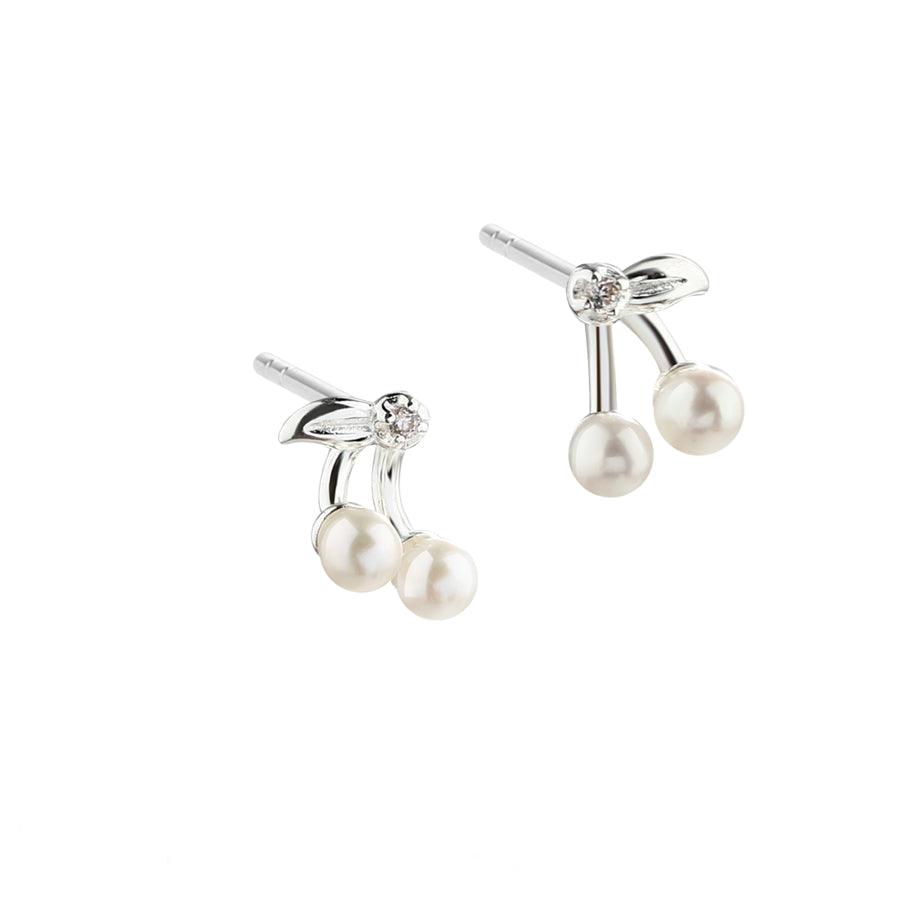 Aqua Dulce Cherry Pearl örhängen i silver med vita pärlor och gnistrande detalj, modell 5703-1.