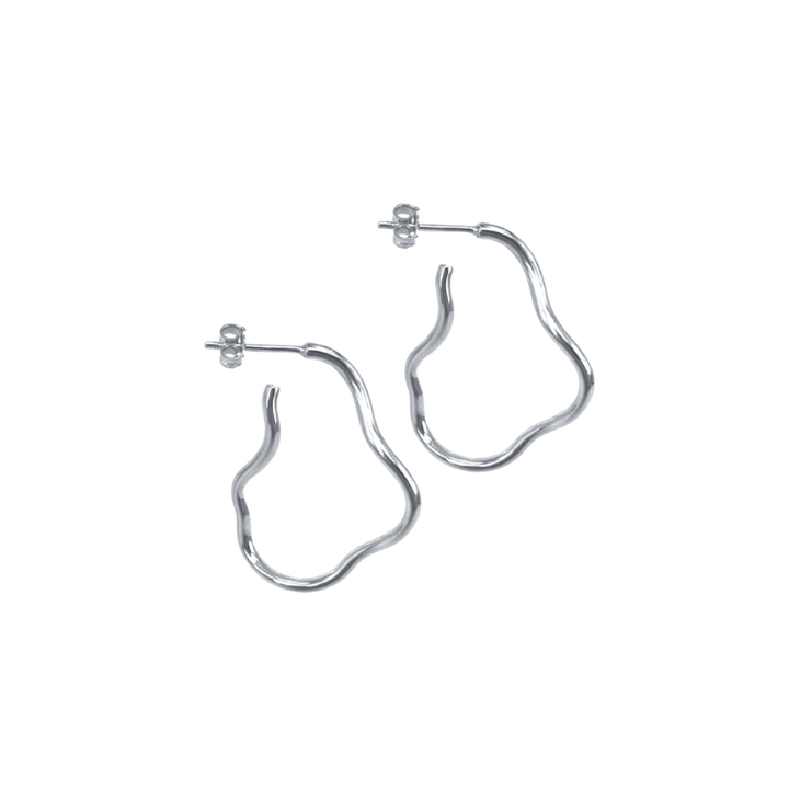 Aqua Dulce Curly Hoop Silver, öppna örhängen i vågig silverdesign med en blank finish. Modell 5717-1.