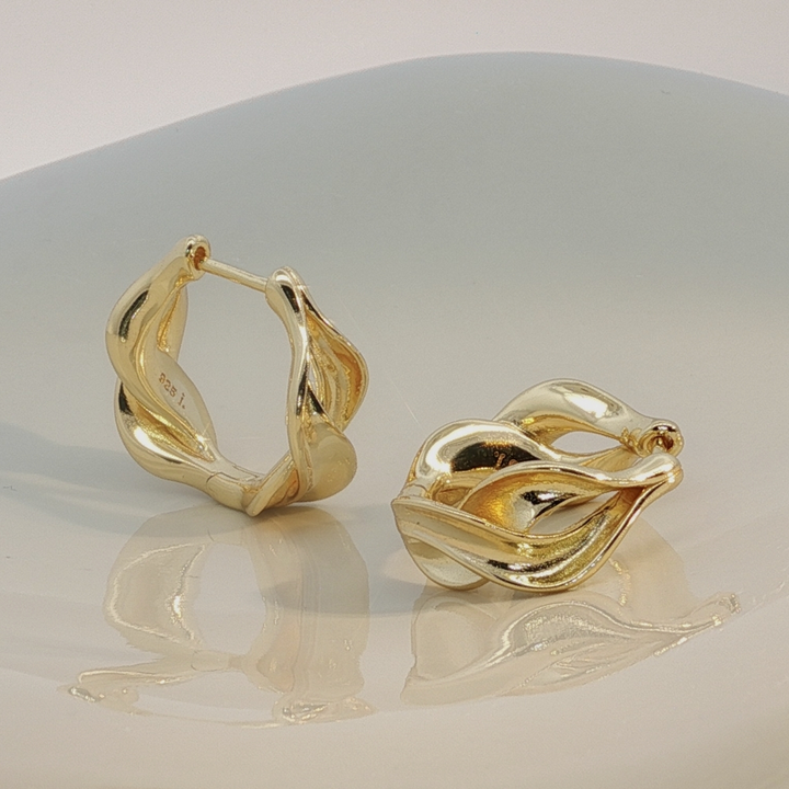 Aqua Dulce Curva Hoop i guldpläterade, eleganta vridna kreoler i glänsande guldfinish, modell 6512-2.