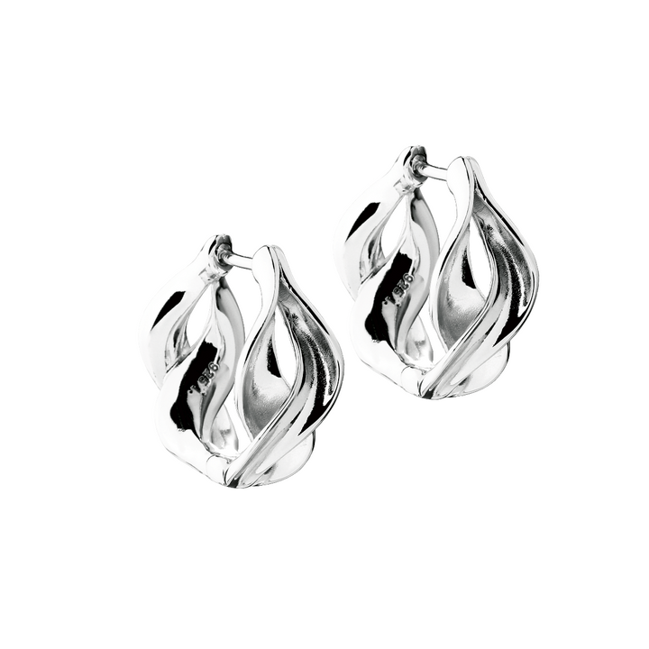 Aqua Dulce Curva Hoop i silver, glänsande creoler med vriden, organisk form. Modell 6511-1