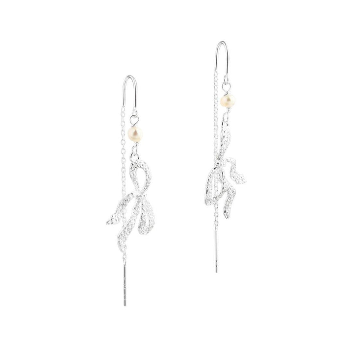 Aqua Dulce Hanging Bow örhängen i silver med böjd rosettdesign och pärldetalj. Modell 5858-5858-1.