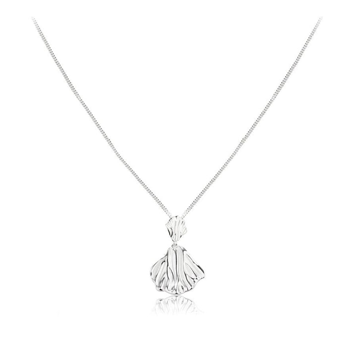 Aqua Dulce Hulda Långt Halsband Silver med organiskt format hänge i blank silverfinish. Modell 5363-5363-1