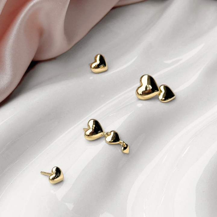 Aqua Dulce Karla And Me-örhängen på vit bakgrund, gyllene hjärtörhängen, modell 6420-2