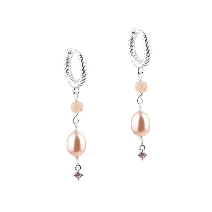 Aqua Dulce Koi Rose Hoop Silverörhängen med tvinnad silverdesign, persikopärla och liten rosa sten. Modell 5630-1.