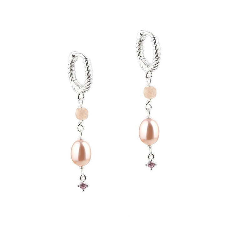 Aqua Dulce Koi Rose Hoop Silverörhängen med tvinnad silverdesign, persikopärla och liten rosa sten. Modell 5630-1.