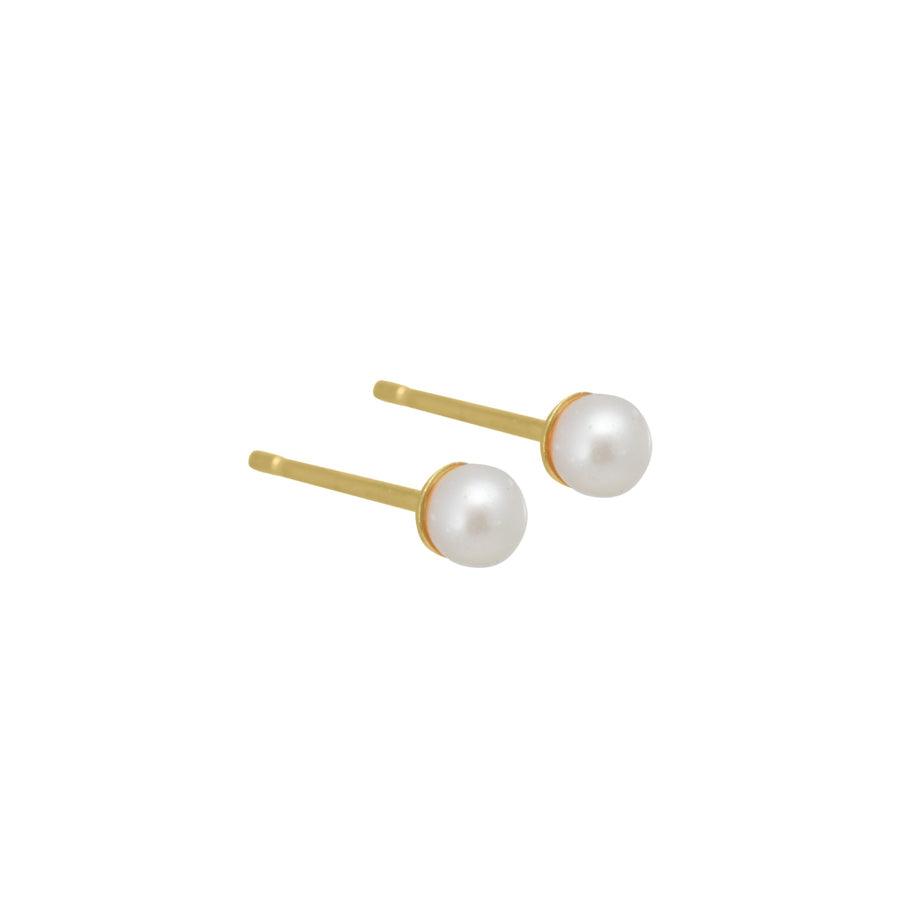 Aqua Dulce Lola Pearl Studs Gold Plated visar en uppsättning små guldpläterade nitar med vita pärlor. Modell 3986-1