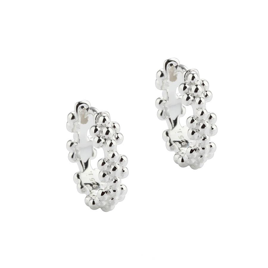 Aqua Dulce Lots of Flowers Hoop Silver 13mm 5705–1 visar ett par silverbågar med blommiga detaljer. Modell 5705–1.