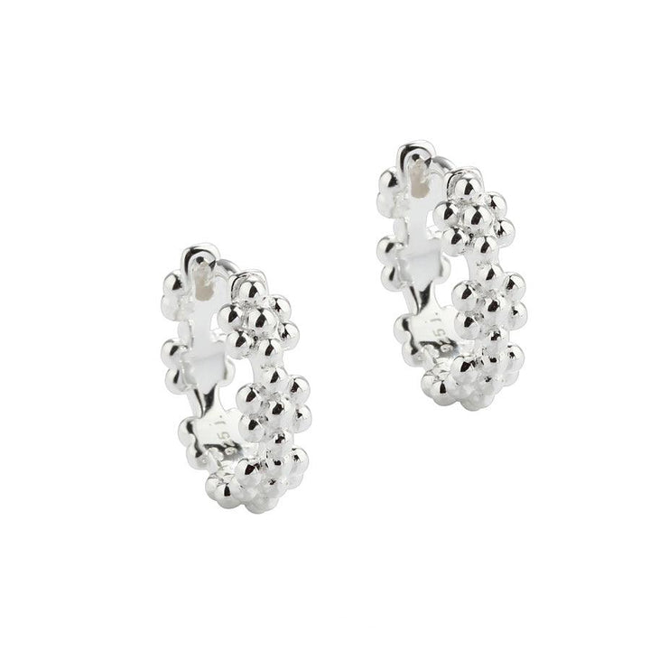 Aqua Dulce Lots of Flowers Hoop Silver 13mm 5705–1 visar ett par silverbågar med blommiga detaljer. Modell 5705–1.