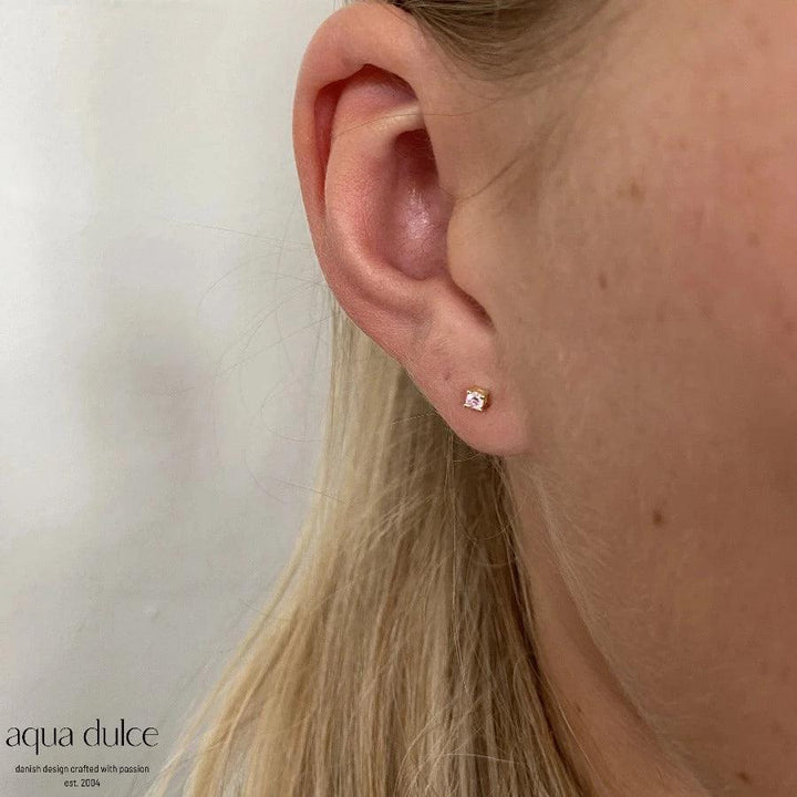 aqua dulce mini kaya rosa örhängen i silver-förgylld kan ses på örat, enkla och feminina detaljer. Modell 5175-5175-2