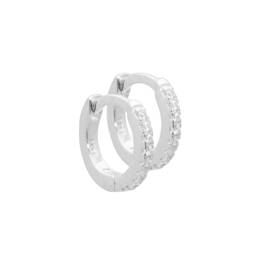 Aqua Dulce Raya Creole Silver visar ett par små creoler i silver med klara gnistrande stenar, modell 4036-4036-1.