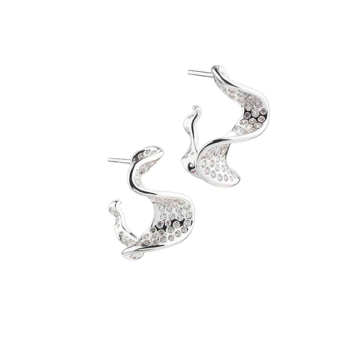 Aqua Dulce Rhumba Darling Hoop silverörhängen i vågform med gnistrande stenar, modell 6001-6001-1.